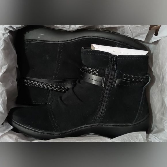 CLARKS Collection Women's Cora Braid Booties Size 8W - Picture 2 of 2